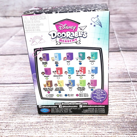 Disney Doorables Academy Surprise Locker Set- Special Edition Winnie the Pooh - Picture 3 of 9